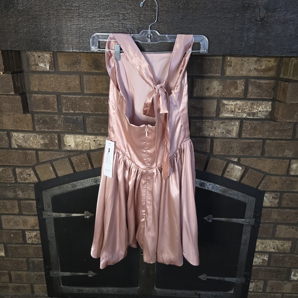 Elegant Pink Satin Dress - Picture 2 of 3